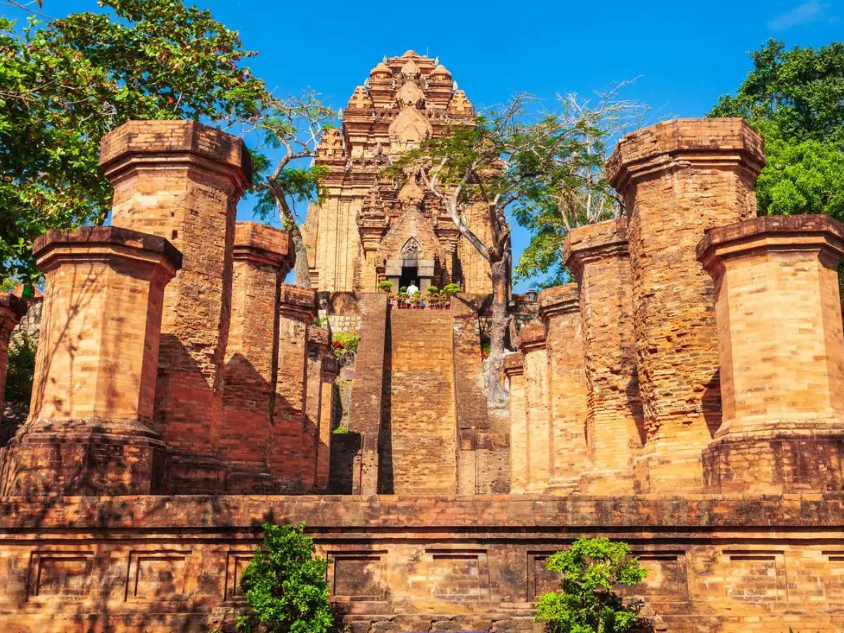 Tầng hai Tháp Bà Ponagar