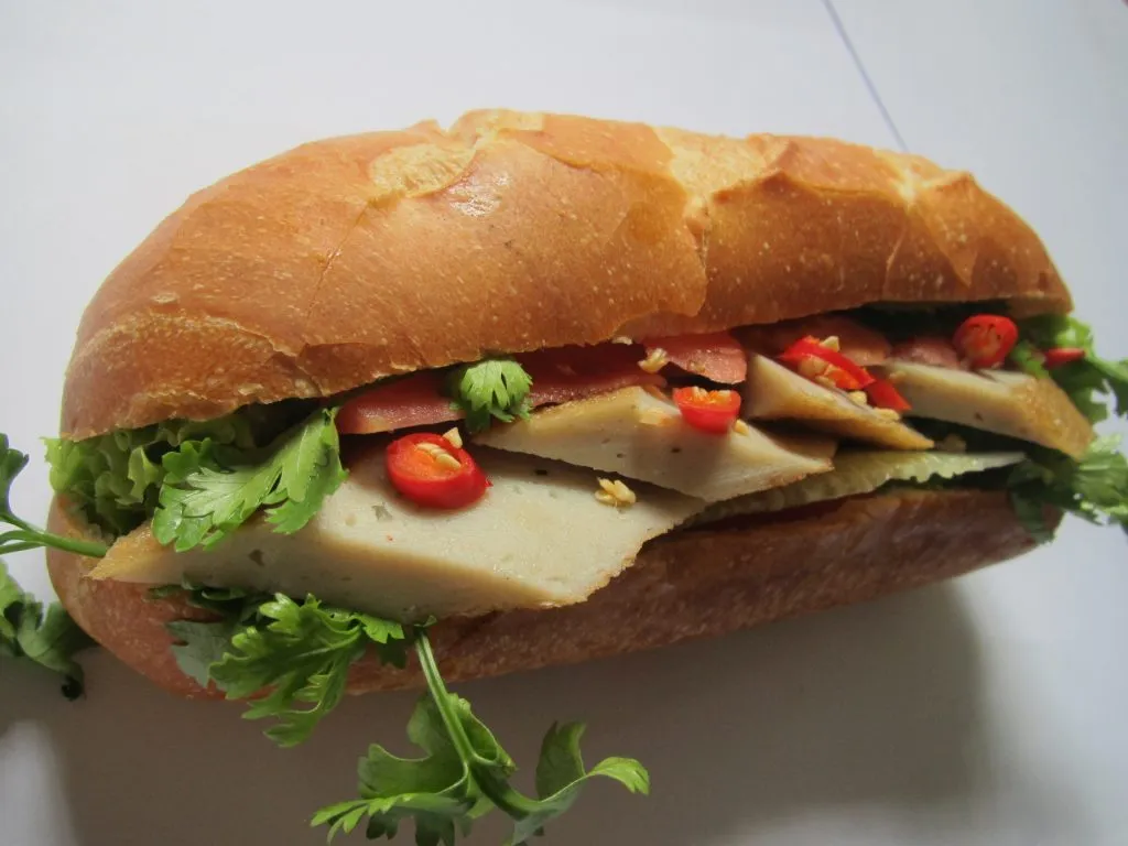 Bánh mì chả cá Ba Lẹ