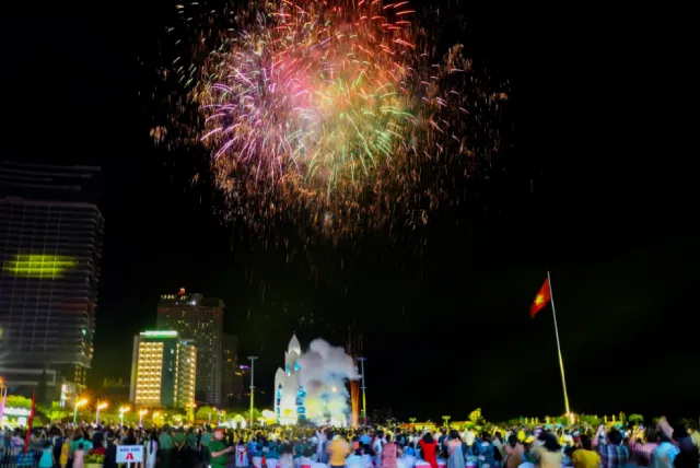 Pháo hoa tại Quảng trường 2 tháng 4