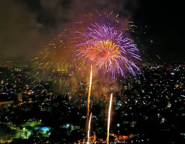 Pháo hoa tại phía sau trụ sở Đảng ủy xã Cam Lâm