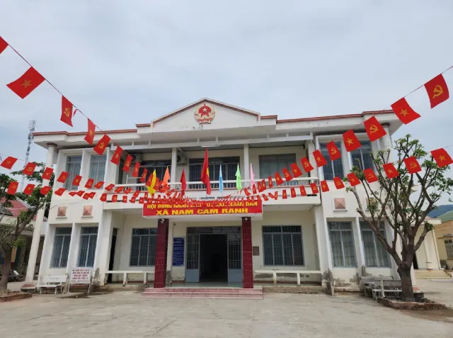 Pháo hoa phía sau trụ sở Đảng ủy xã Nam Cam Ranh