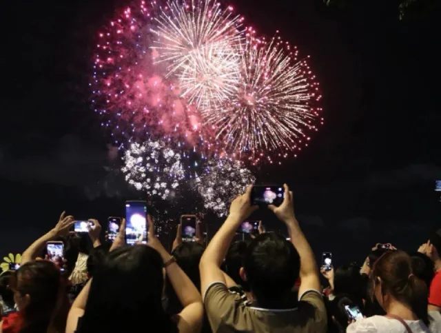 Pháo hoa tại Quảng trường 16 tháng 4